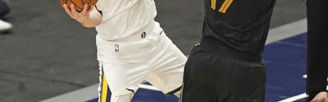  灰熊逆转尼克斯锁定季后赛  